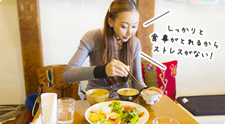 食事をする女性