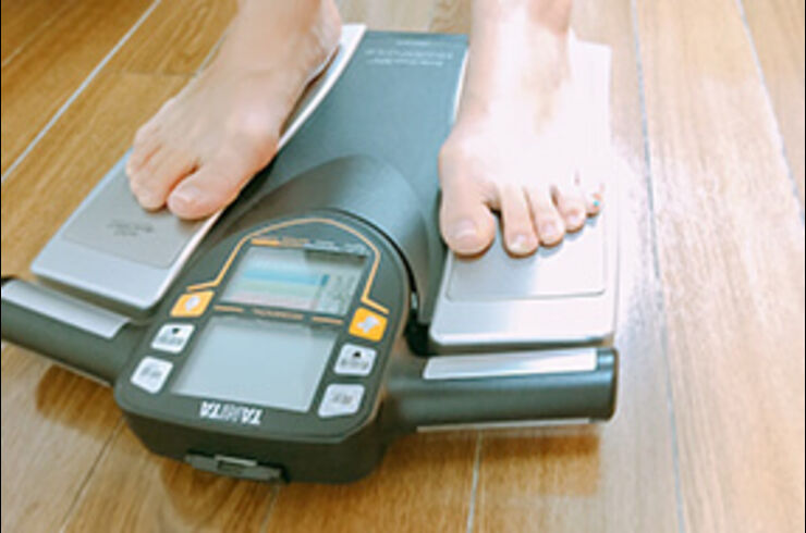 体重、体脂肪、内臓脂肪や基礎代謝、 体内年齢を測定をします。