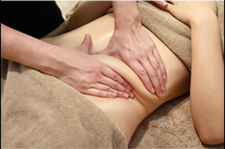 ハンドマッサージで脂肪・セルライトをもみほぐしていきます。